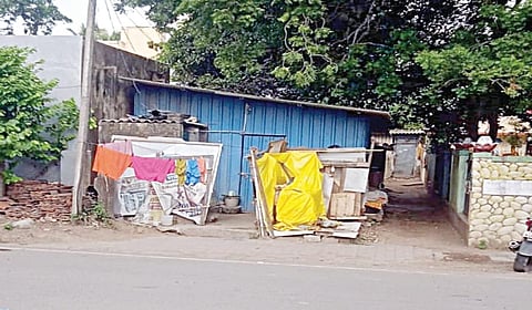 சாலை ஆக்கிரமிக்கப்பட்டுள்ள பகுதி.