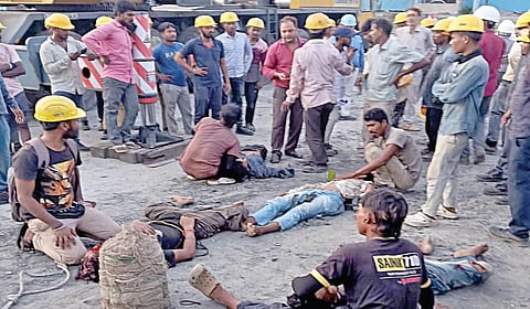 எண்ணூர் அனல்மின் நிலைய கட்டுமான பணியில் சாரம் சரிந்து விபத்து நிகழ்ந்த இடத்தில் மீட்பு பணியில் ஈடுபட்ட சக தொழிலாளர்கள்.