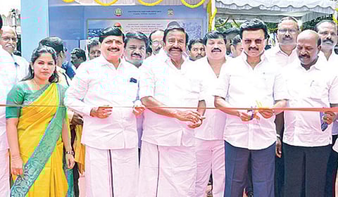 சென்னை தி.நகர், தெற்கு உஸ்மான் சாலை மற்றும் சிஐடி நகர் பிரதான சாலையை இணைக்கும் வகையில் ரூ.164.92 கோடி செலவில் கட்டப்பட்ட மேம்பாலத்தை முதல்வர் மு.க.ஸ்டாலின் நேற்று திறந்து வைத்தார். நிகழ்ச்சியில், அமைச்சர்கள் கே.என்.நேரு, மா.சுப்பிரமணியன், பி.கே.சேகர்பாபு, மேயர் ஆர்.பிரியா, ஆ.ராசா எம்.பி.,
த.வேலு எம்எல்ஏ மற்றும் அரசு உயர் அலுவலர்கள் கலந்து கொண்டனர்.