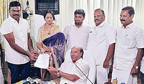 தைலாபுரத்தில் பாமக இளைஞர் சங்கத் தலைவர் நியமன ஆணையை தமிழ்குமரனிடம் வழங்கிய கட்சி நிறுவனர் ராமதாஸ். உடன், ராமதாஸின் மகள் ஸ்ரீகாந்தி உள்ளிட்டோர்.