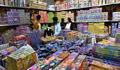 சிவகாசியில் 30% உற்பத்தி குறைவு: பட்டாசு விலை 20% வரை அதிகரிக்க வாய்ப்பு