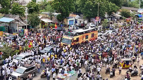 கரூர்: விஜய்யின் பிரச்சார வாகனம், ஓட்டுநர் மீது வழக்குப் பதிவு
