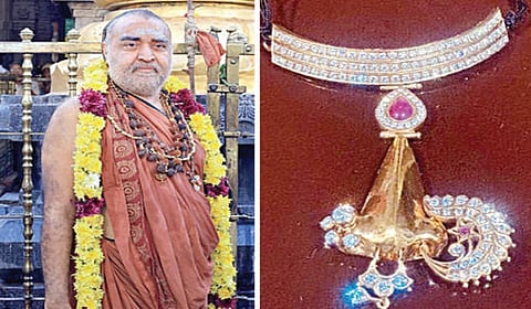  சங்கர விஜயேந்திர சரஸ்வதி ஸ்வாமிகளால் மயிலாப்பூர் கற்பகாம்பாளுக்கு அணிவிக்கப்பட்ட வைரம் பதித்த தங்க மூக்குத்தி.