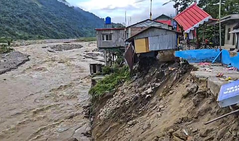 டார்ஜிலிங்கில் ஏற்பட்ட நிலச்சரிவில் சிக்கி 24 பேர் பலி: முதல்வர் மம்தா இன்று நேரில் பார்வையிடுகிறார்