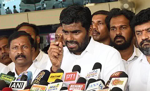 கோவை விமான நிலையத்தில் இன்று செய்தியாளர்களிடம் பேசிய அண்ணாமலை. படம்: ஜெ.மனோகரன்.