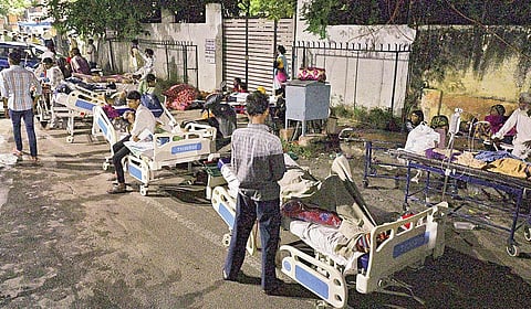 ராஜஸ்தான் மாநிலம் ஜெய்ப்பூரில் உள்ள சவாய் மான் சிங் (எஸ்எம்எஸ்) அரசு மருத்துவமனையில் ஞாயிற்றுக்கிழமை இரவு தீ விபத்து ஏற்பட்டது. இதையடுத்து நோயாளிகள் அனைவரும் பத்திரமாக மீட்கப்பட்டனர். இருப்பினும், இந்த தீ விபத்தில் சிக்கி 6 நோயாளிகள் பரிதாபமாக உயிரிழந்தனர். | படம்: பிடிஐ |