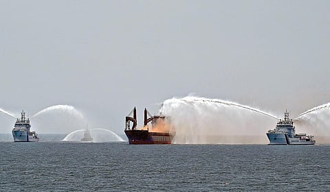 இந்திய கடலோர காவல் படை சார்பில், தேசிய கடல்சார் சுற்றுச்சூழல் பாதுகாப்பு குறித்த ஒத்திகை நிகழ்ச்சி சென்னை அருகே நடுக்கடலில் நேற்று நடைபெற்றது. இதில் எண்ணெய் கசிவால் உருவாகும் மாசுபாட்டை எவ்வாறு தடுப்பது, தண்ணீரில் விழுந்தவர்களை ஹெலிகாப்டர் உதவியுடன் காப்பாற்றுவது, தீ விபத்தில் சிக்கிய கப்பலை தண்ணீர் கொண்டு அணைப்பது உள்ளிட்ட ஒத்திகைகள் செய்து காண்பிக்கப்பட்டது. | படங்கள்: எஸ்.சத்தியசீலன் |