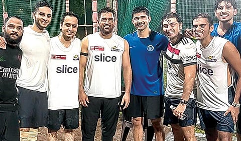 மும்பை இந்தியன்ஸ் ஜெர்சியில் தோனி! - ரியாக்ட் செய்த ரசிகர்கள்