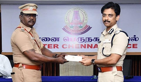 கொலை திட்டத்துடன் பதுங்கிய ரவுடியை நண்பருடன் கைது செய்த போலீஸ்: காவல் ஆணையர் நேரில் அழைத்து பாராட்டு