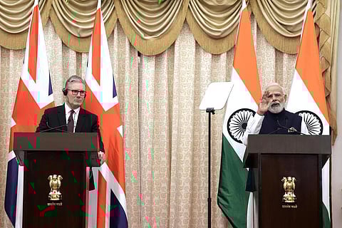 இங்கிலாந்து பிரதமர் கெய்ர் ஸ்டார்மெர் உடன் இணைந்து மும்பையில் செய்தியாளர்களை சந்தித்த பிரதமர் நரேந்திர மோடி.