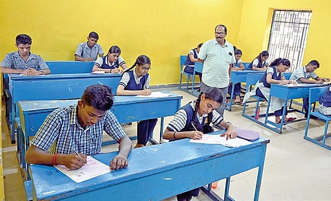 சென்னை ஷெனாய் நகர் மாநகராட்சி மேல்நிலைப் பள்ளி மையத்தில் தேர்வு எழுதிய மாணவர்கள். படம்: எஸ்.சத்தியசீலன்