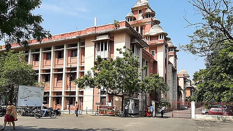 மதிப்பெண் சான்றிதழ் அச்சடிக்க நிதியில்லை: சென்னை பல்கலைக்கழக மாணவர்கள் பாதிப்பு 