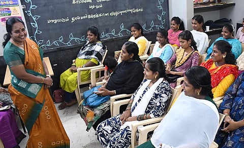 கோவை புலியகுளம் பகுதியில் ‘தாய்மை’ என்ற பெயரில் கர்ப்பிணி பெண்கள் மற்றும் பாலூட்டும் தாய்மார்களுக்கான விழிப்புணர்வு பயிற்சி முகாம் இன்று நடந்தது. இந்த திட்டத்தை பாஜக தேசிய மகளிர் அணி தலைவரும் கோவை தெற்கு எம்எல்ஏ வானதி சீனிவாசன் தொடங்கி வைத்து பேசினார். படம்: ஜெ.மனோகரன்.