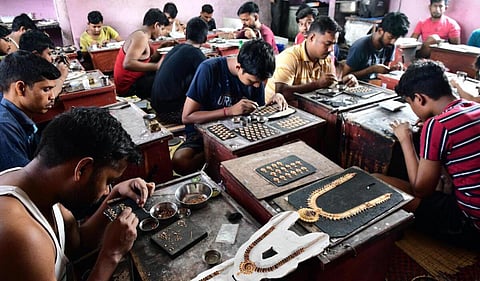 தங்கம் வாங்க முடியாமல் மக்கள் தவிப்பு - ஜிஎஸ்டி வரியை குறைக்க நகை தயாரிப்பாளர்கள் கோரிக்கை