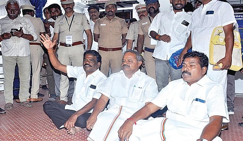 சட்டப்பேரவை பாமக தலைவரான ஜி.கே.மணி, கொறடாவான அருள் ஆகியோரின்  பதவியை பறிக்​கக் கோரி நேற்று சட்டப்பேரவை வளாகத்​தில் தர்ணா போராட்​டத்​தில் ஈடு​பட்​ட​ பாமக 3 எம்​எல்​ஏக்​கள்.படம்: எல்.சீனிவாசன்