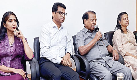 வேலூரில் விஐடி வேந்தர் கோ.​விசுவ​நாதன் செய்​தி​யாளர்களை நேற்று சந்தித்தார். உடன், விஐடி துணைத் தலை​வர் சேகர் விசுவ​நாதன் உள்​ளிட்​டோர்.