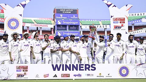மே.இ தீவுகள் அணிக்கு எதிரான டெஸ்ட் தொடரை வென்றது இந்தியா: ஆட்ட நாயகன் குல்தீப் யாதவ், தொடர் நாயகன் ஜடேஜா