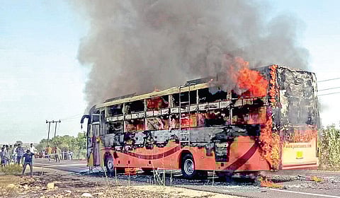 ராஜஸ்தானில் நேற்று தீப்பிடித்து எரிந்த தனியார் பேருந்து