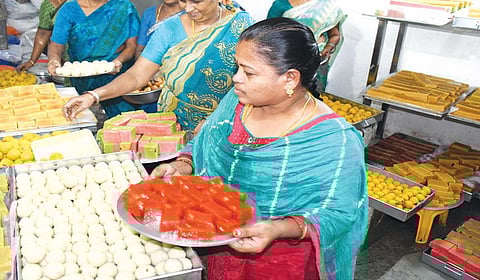 கோவை மாநகராட்சி வளாகத்தில் செயல்படும் அம்மா மூலிகை உணவகத்தில் பல்வேறு வகையான  தீபாவளி இனிப்புகள் விற்பனை தொடங்கியுள்ளது.  | படம்: ஜெ.மனோகரன் |