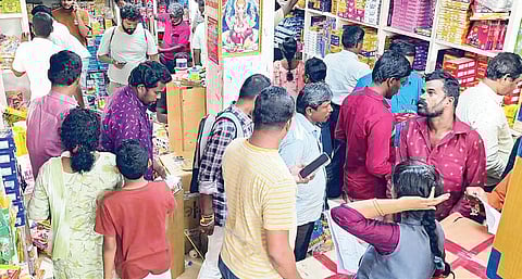 தீபாவளி பண்டிகையை முன்னிட்டு, பட்டாசு கடைகள் களை கட்டியுள்ளன. சென்னையில் அமைக்கப்பட்டுள்ள கடைகளில் பட்டாசுகள் வாங்க குவிந்த கூட்டம்.படம்: பிடிஐ