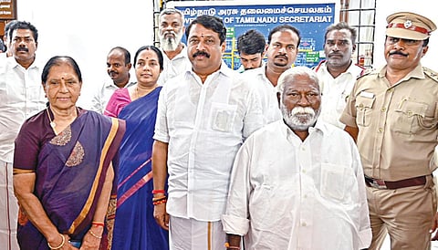 வெளிநடப்பு செய்த நயினார் நாகேந்திரன் உள்ளிட்ட பாஜக எம்எல்ஏக்கள். படங்கள்: எஸ்.சத்தியசீலன்