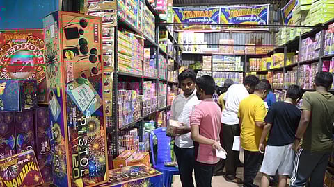 தீபாவளியை முன்னிட்டு தமிழகம் முழுவதும் 9,207 பட்டாசு கடைகளுக்கு அனுமதி!