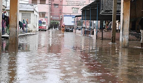 தூத்துக்குடி அரசு மருத்துவமனை வளாகத்தில்  தேங்கி நிற்கும் மழைநீர்.