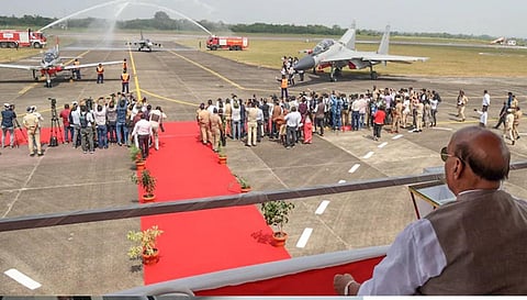 எச்ஏஎல் நாசிக் மையத்தில் தயாரான தேஜஸ்-1ஏ போர் விமானத்தின் முதல் பறக்கும் சோதனை முடிந்தது