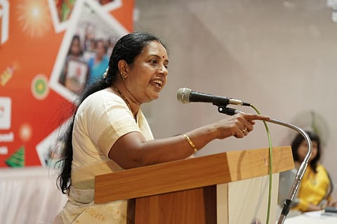 'முதல்வர் தீபாவளி வாழ்த்து கூற வேண்டும் என கேட்டால் சபாநாயகர் ஏன் பதறுகிறார்?' - வானதி சீனிவாசன் கேள்வி