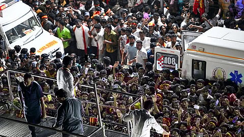 கரூர் நெரிசலில் உயிரிழந்தவர்களின் குடும்பத்தினருக்கு தவெக சார்பில் தலா ரூ.20 லட்சம் நிவாரண உதவி வழங்கல்