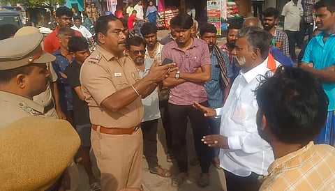 கரூர் ஜவஹர் பஜாரில் தரைக்கடைகளை அப்புறப்படுத்திய போலீஸ்: மாற்று இடத்தில் அனுமதி