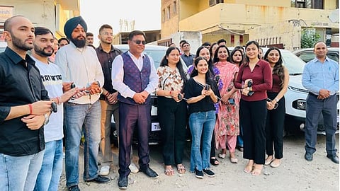 ஊழியர்களுக்கு தீபாவளி பரிசாக சொகுசு கார்