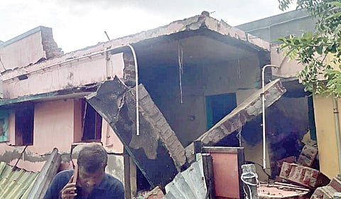 திரு​வள்​ளூர் மாவட்டம் ஆவடி அருகே பட்​டாபி​ராம் அடுத்த தண்​டுரை பகு​தி​யில் நாட்டு வெடிகள் வெடித்​துச் சிதறிய​தில் சேதமடைந்த வீடு.