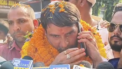 பிஹாரில் தந்தையின் சொல்லுக்கு கட்டுப்பட்டு வேட்பு மனு தாக்கல் செய்யாத பாஜக அதிருப்தி தலைவர்