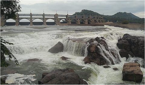 மேட்டூர் அணை 16 கண் மதகு வழியாக உபரிநீர் வெளியேற்றப்பட்டு வருகிறது.