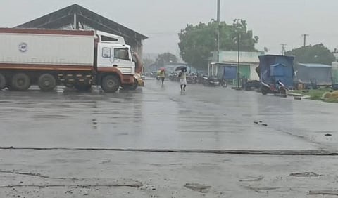 கரைக்கு திரும்பிய மீனவர்கள் - கனமழை தொடரும் நாகை நிலவரம் என்ன?