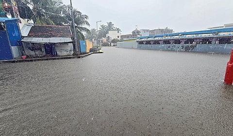 ராமேசுவரம் லட்​சுமண தீர்த்தப் பகு​தி​யில் பெய்த கனமழை​யால் சாலை​யில் பெருக்கெடுத்து ஓடும் தண்​ணீர்.