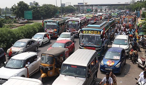சென்னைக்கு திரும்பிய மக்களால் விக்கிரவாண்டி சுங்கச்சாவடி ஸ்தம்பித்தது