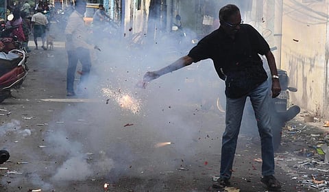 தீபாவளியன்று பட்டாசு வெடித்தபோது தீக்காயம் அடைந்த 157 பேருக்கு அரசு மருத்துவமனைகளில் சிகிச்சை