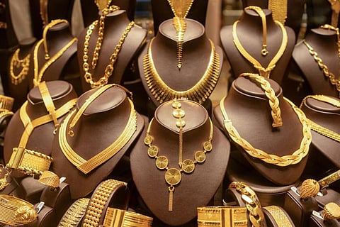 தங்கம் விலை பவுனுக்கு ரூ.2,400 குறைந்தது; வெள்ளி விலையும் சரிவு