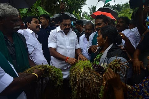 தஞ்சாவூர் அருகே காட்டூர் நெல் கொள்முதல் நிலையத்தில் மழை பாதிப்புகள் குறித்து கேட்டறிந்த இபிஎஸ்