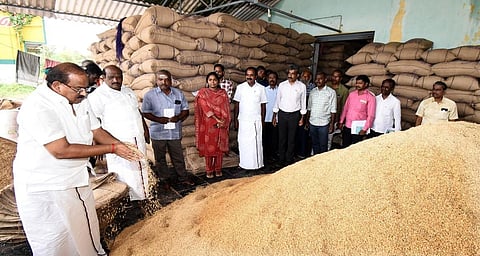 தஞ்சாவூர் பிள்ளையார்பட்டி நெல் சேமிப்பு கிடங்கில் ஆய்வு செய்த உணவுத்துறை அமைச்சர் அர.சக்கரபாணி, உடன் உயர்கல்வித்துறை அமைச்சர் கோவி.செழியன், பிற்படுத்தப்பட்டோர் நலத்துறை அமைச்சர் சிவ.வீ.மெய்யநாதன்.