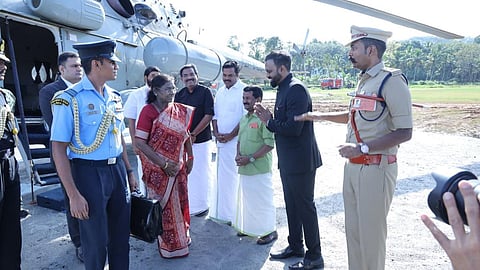 சபரிமலையில் இருமுடி கட்டி தரிசனம் செய்த குடியரசுத் தலைவர்