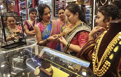 ஒரே நாளில் இரண்டு முறை குறைந்த தங்கம் விலை: பவுனுக்கு ரூ.3,680 குறைந்தது!