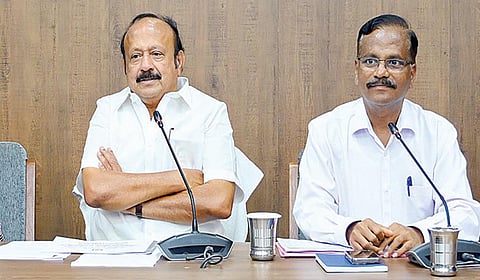 பருவமழை முன்னேற்பாடுகள் குறித்து தலைமைச் செயலகத்தில் அதிகாரிகளுடன் ஆலோசனை நடத்திய வேளாண்மை துறை அமைச்சர் எம்.ஆர்.கே.பன்னீர்செல்வம்.