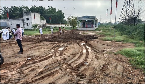 கரூரில் மழையால் சேதமடைந்த ரேஷன் கடை பாதை உடனடியாக சீரமைப்பு: பொருட்களை விநியோகித்தார் செந்தில்பாலாஜி