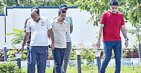 கரூரில் விசாரணைக்கு வந்துள்ள சிபிஐ அதிகாரிகள். (கோப்புப் படம்)