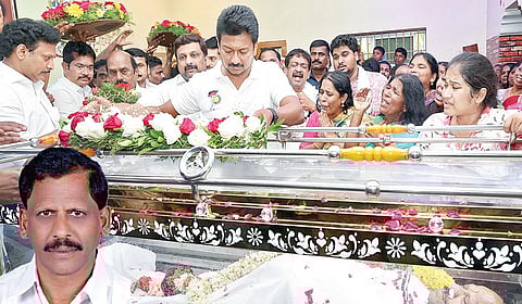 நாமக்கல் மாவட்டம் புளியங்காடு கிராமத்தில் உள்ள இல்லத்தில் வைக்கப்பட்டிருந்த சேந்த மங்கலம் திமுக எம்எல்ஏ பொன்னுசாமி உடலுக்கு மாலை அணிவித்து, அஞ்சலி செலுத்திய துணை முதல்வர் உதயநிதி ஸ்டாலின். (உள்படம்) பொன்னுசாமி.