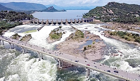 மேட்டூர் அணையின் 16 கண் மதகுகள் வழியாக திறக்கப்பட்டுள்ள உபரிநீர் காவிரியில் பாய்ந்தோடுகிறது.