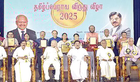 எஸ்ஆர்எம் பல்கலைக்கழகம் சார்பில் தமிழ்ப்பேராயம் விருதுகளைப் பெற்றவர்களுடன் ஜார்க்கண்ட் மாநில உயர் நீதிமன்ற முன்னாள் தலைமை நீதிபதி மு.கற்பகவிநாயகம், பல்கலை. வேந்தர் பாரிவேந்தர் உள்ளிட்டோர்.